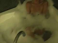 Nylonfetischgirl beim Solospiel in der Badewanne