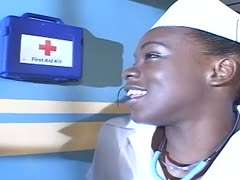 Versaute Ebony Krankenschwestern bei Rammelorgie