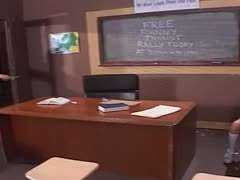 Schülerin hat Analdreier im Klassenzimmer Schülerin hat Analdreier im Klassenzimmer