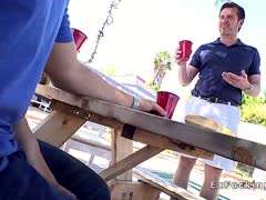 Behaarter Kerl fickt Luder auf der Terrasse durch Behaarter Kerl fickt Luder auf der Terrasse durch