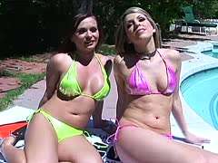 Zwei Bikini Girls feiern Schwanzfest