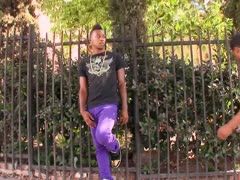 Reifer Gay verführt einen schwarzen Schulboy