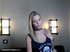 Diese Blondine Masturbiert Vor Der Webcam