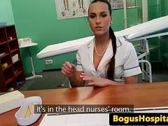 Krankenschwester lässt sich das Fötzchen vom Herrn Doktor stopfen
