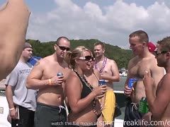 Scharfe Frauen vergnügen sich auf der Yacht