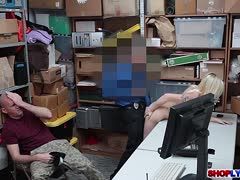 Ladenbesitzer bumst blondes Girl während ihr Freund vorne wartet