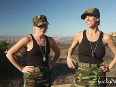 Zwei blonde Militärgirls holen sich lesbischen Orgasmus