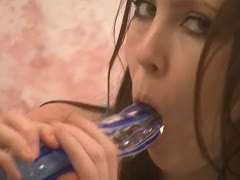 Brünette fickt sich solo mit Glasdildo Brünette fickt sich solo mit Glasdildo