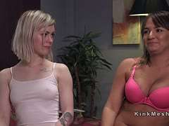 Gefesselte Girls bei Dreier intensiv gestopft Gefesselte Girls bei Dreier intensiv gestopft