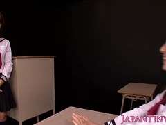 Zwei japanische Schulmädchen entdecken Lesben Sex