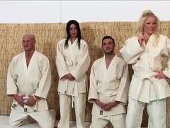 Beim Judotraining wird zu viert gefickt Beim Judotraining wird zu viert gefickt