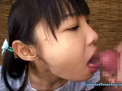 Asiatin schluckt Sperma nach Fick in den Mund