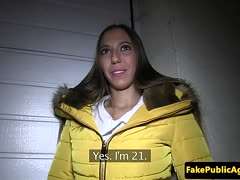 Brünettes Girl zum Blasen und Ficken überredet Brünettes Girl zum Blasen und Ficken überredet