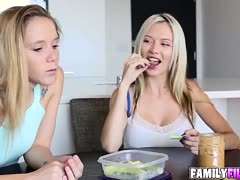 youporn-pornos teen-pornos naturtitten-pornos pov-pornos rasierte möse, schwanz reiten, blondes girl, heimlich, bett, muschi bumsen