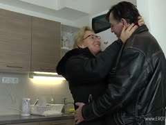 xnxx-pornos milf-pornos dicke-und-fette-pornos blondinen-pornos ficken von hinten, amateur schlampe, reife blondine, küche, rasierte milf, abschleppen