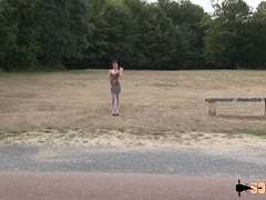outdoor-pornos redtube-pornos schwarzhaarige-pornos blasen-pornos ficken von hinten, outdoor sex, strapse, geiler handjob, naturbrüste, schwarzhaarige beim blasen