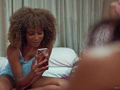 youporn-pornos flotter-dreier-pornos lesben-pornos behaarte-pornos vibrator, muschi fingern, geile lesben, küssen, behaarte lesben, lesben dreier sex