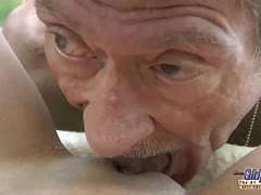 outdoor-pornos xnxx-pornos blasen-pornos alt-und-jung-pornos fotze lecken, blondes girl, sex von hinten, alter schwanz, garten, alt bumst jung, blondine beim outdoor sex