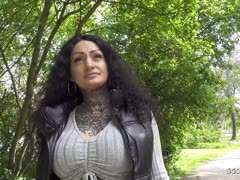 deutsche-pornos xnxx-pornos schwarzhaarige-pornos blasen-pornos pralle titten, tätowierte schlampe, deutsche milf, schwarzhaarige milf, schwarzhaarige beim blasen, rasierte schwarzhaarige