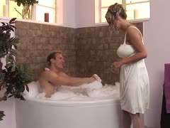 milf-pornos blasen-pornos blondinen-pornos ficken von hinten, schwanz reiten, badewanne, badezimmer, muschi bumsen, blondine beim blasen, toilette