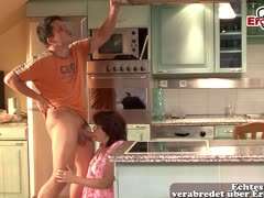 deutsche-pornos oma-pornos alt-und-jung-pornos küche, hängebrüste, reife hausfrau, natürlich, mollige oma, reife bumsen