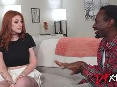 youporn-pornos flotter-dreier-pornos interracial-pornos grosse-schwaenze-pornos interracial dreier, interracial blowjob, rothaarige milf, wohnzimmer, doppelter blowjob, bbc beim dreier